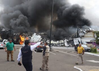 Se activa protocolo de emergencia por incendio en plaza comercial de Culiacán