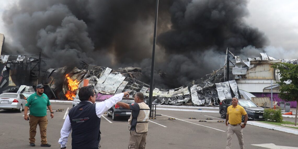 Se activa protocolo de emergencia por incendio en plaza comercial de Culiacán